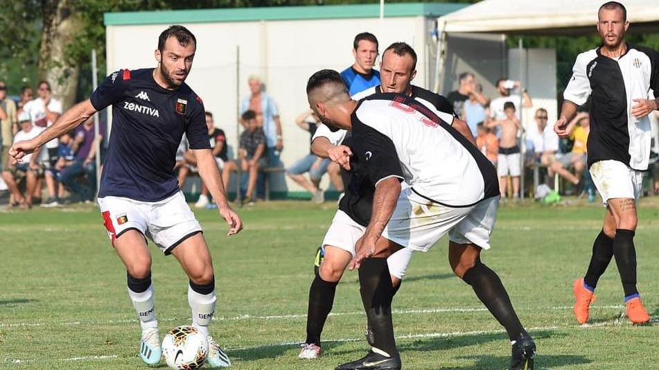 L’attaccante del Genoa Goran Pandev affronta la difesa della Massese nella gara di allenamento disputata per celebrare il tecnico rossoblù, massese doc, Aurelio Andreazzoli