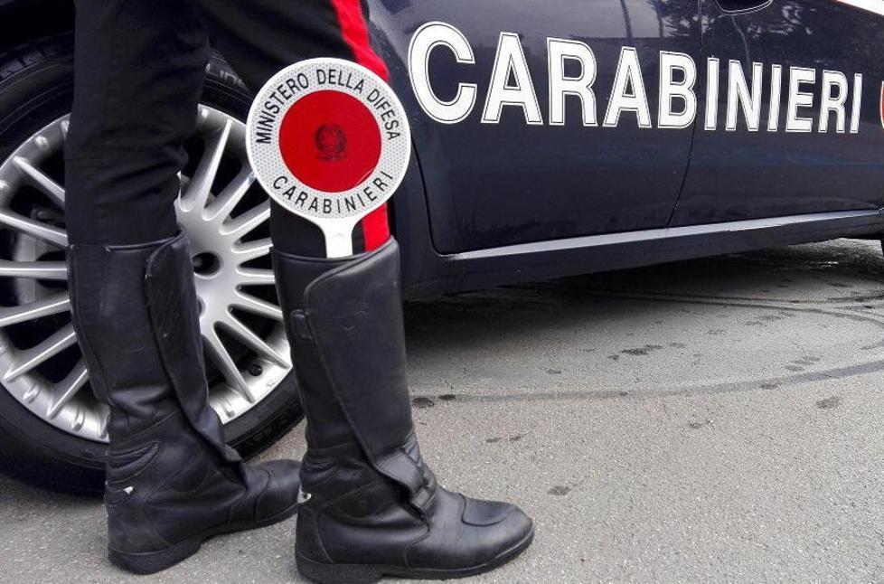 Lo colpisce con una seggiola sulla testa e rapina il cliente di un kebab: arrestato 