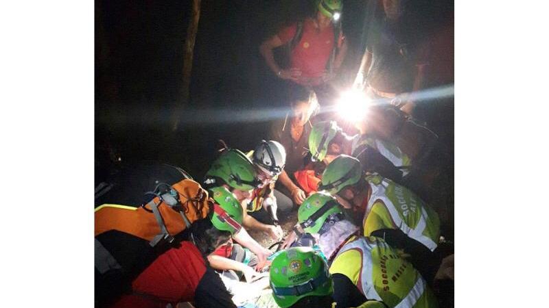 Il recupero del giovane ferito nel bosco (Foto Soccorso Alpino Speleologico Toscano)