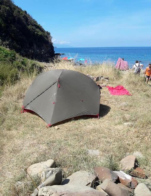 Campeggio abusivo e fuochi accesi, a rischio c’è Buca delle Fate 