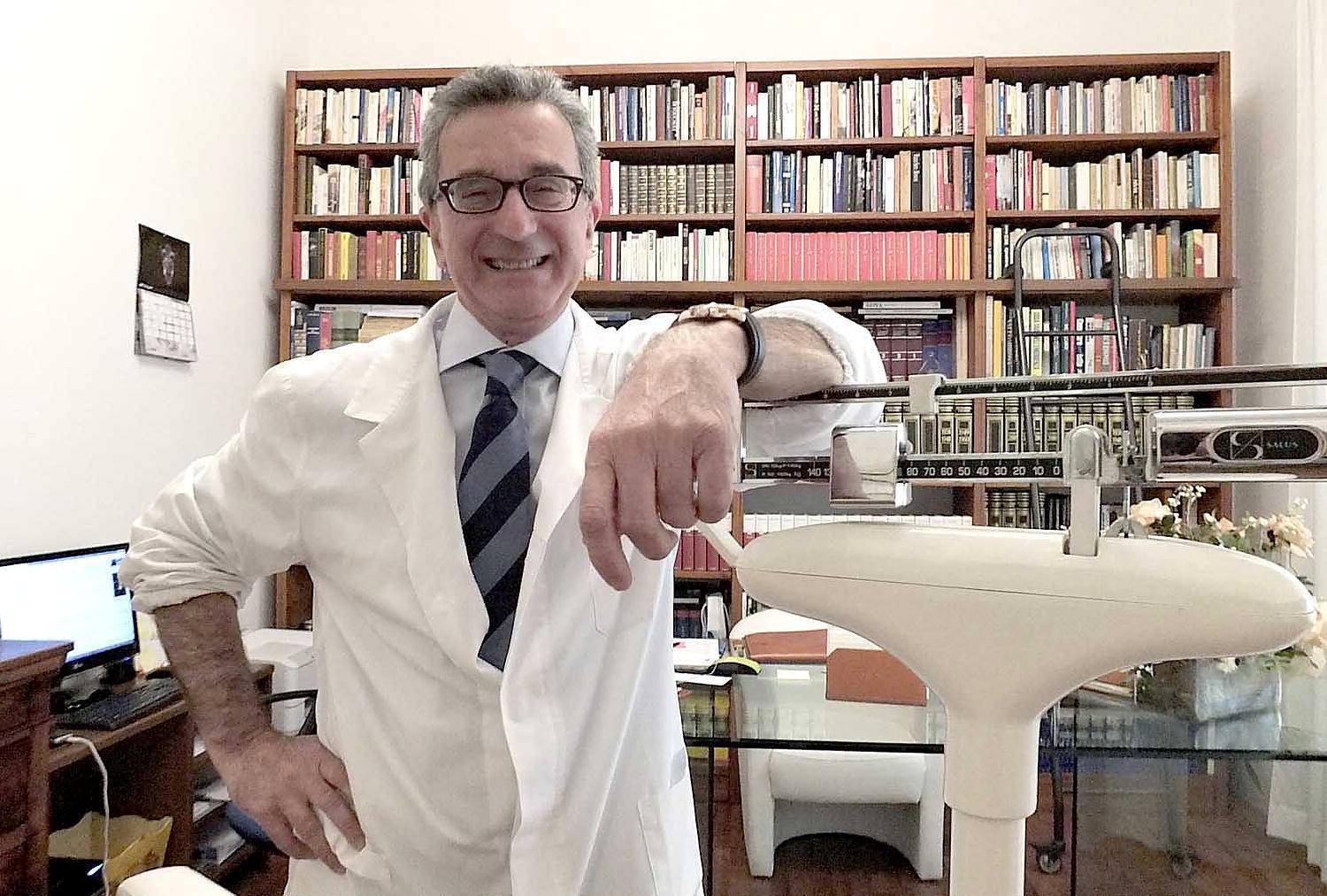 Il dottor Ciro Vestita all’interno del suo studio di Pisa (Foto Fabio Muzzi)