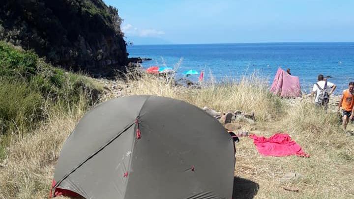 Campeggiatori abusivi sulla spiaggia di Cala San Quirico