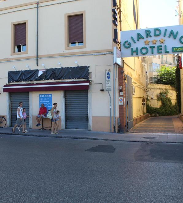 Rapinano una donna di 70 anni poi prendono a pugni la sorella 