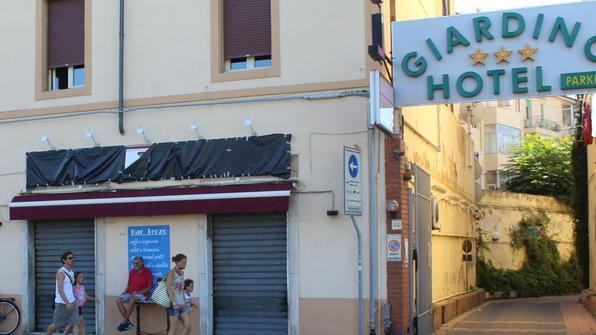 Rapinano una donna di 70 anni poi prendono a pugni la sorella