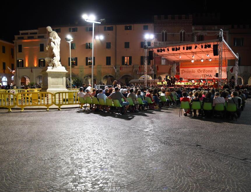 Luzzetti riceve il Grifone d’Oro ma il pubblico resta alle transenne