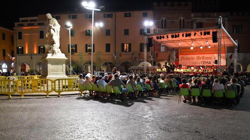 Luzzetti riceve il Grifone d’Oro ma il pubblico resta alle transenne