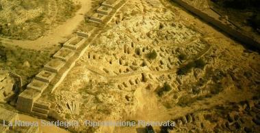 Le tombe di Tuvixeddu e, a destra, Piero Bartoloni  