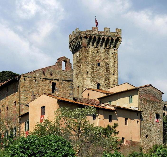 L’assessore accoglie i turisti alla Rocca del Brunelleschi 