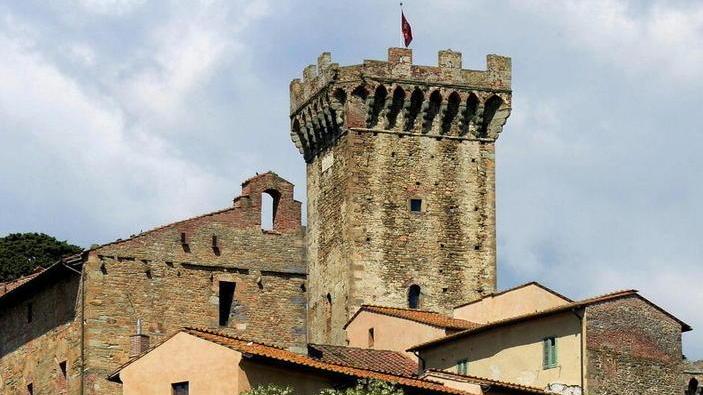 L’assessore accoglie i turisti alla Rocca del Brunelleschi