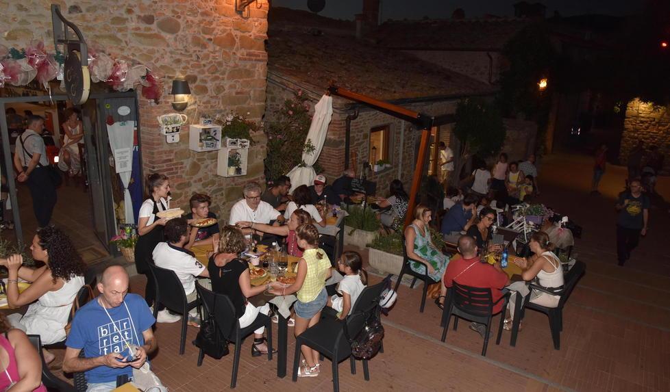 In tremila alla prima notte di “Calici di Stelle” Degustazioni di vini e musica dal vivo