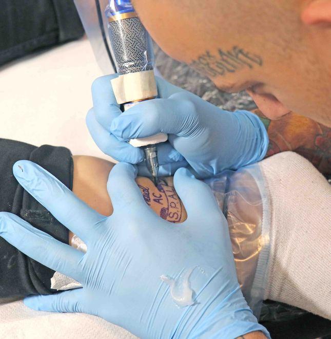 La storia dei tatuaggi raccontata in una mostra al museo del ’900