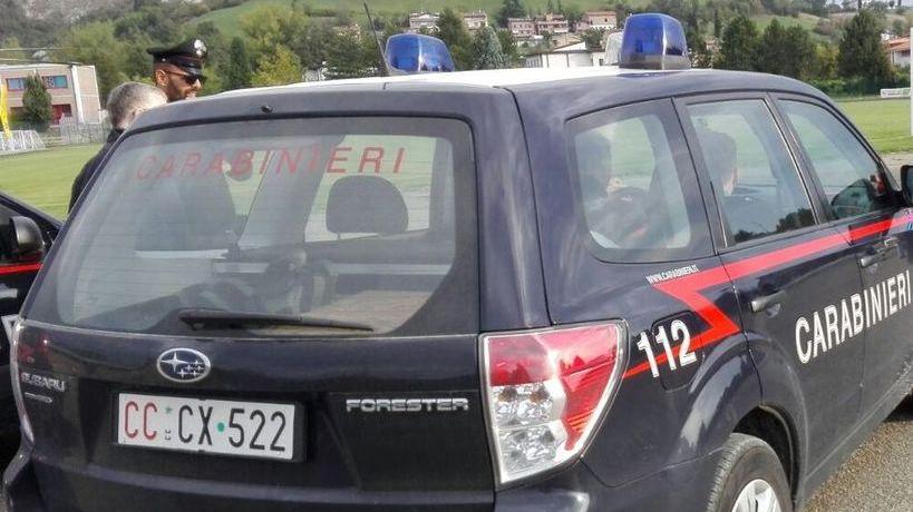 Vuole soldi per togliere la multa denunciato falso agente 50enne