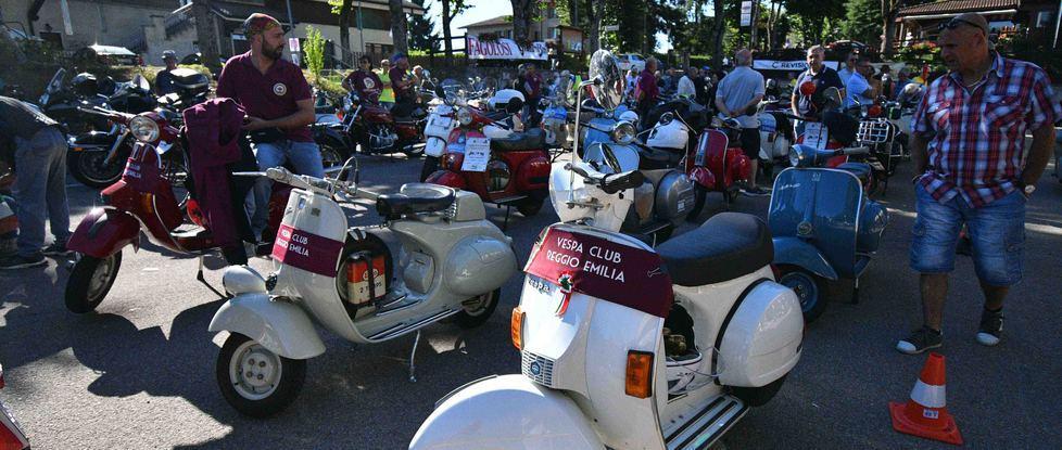 Scooter e moto d’epoca invadono Marola per il raduno dei record 