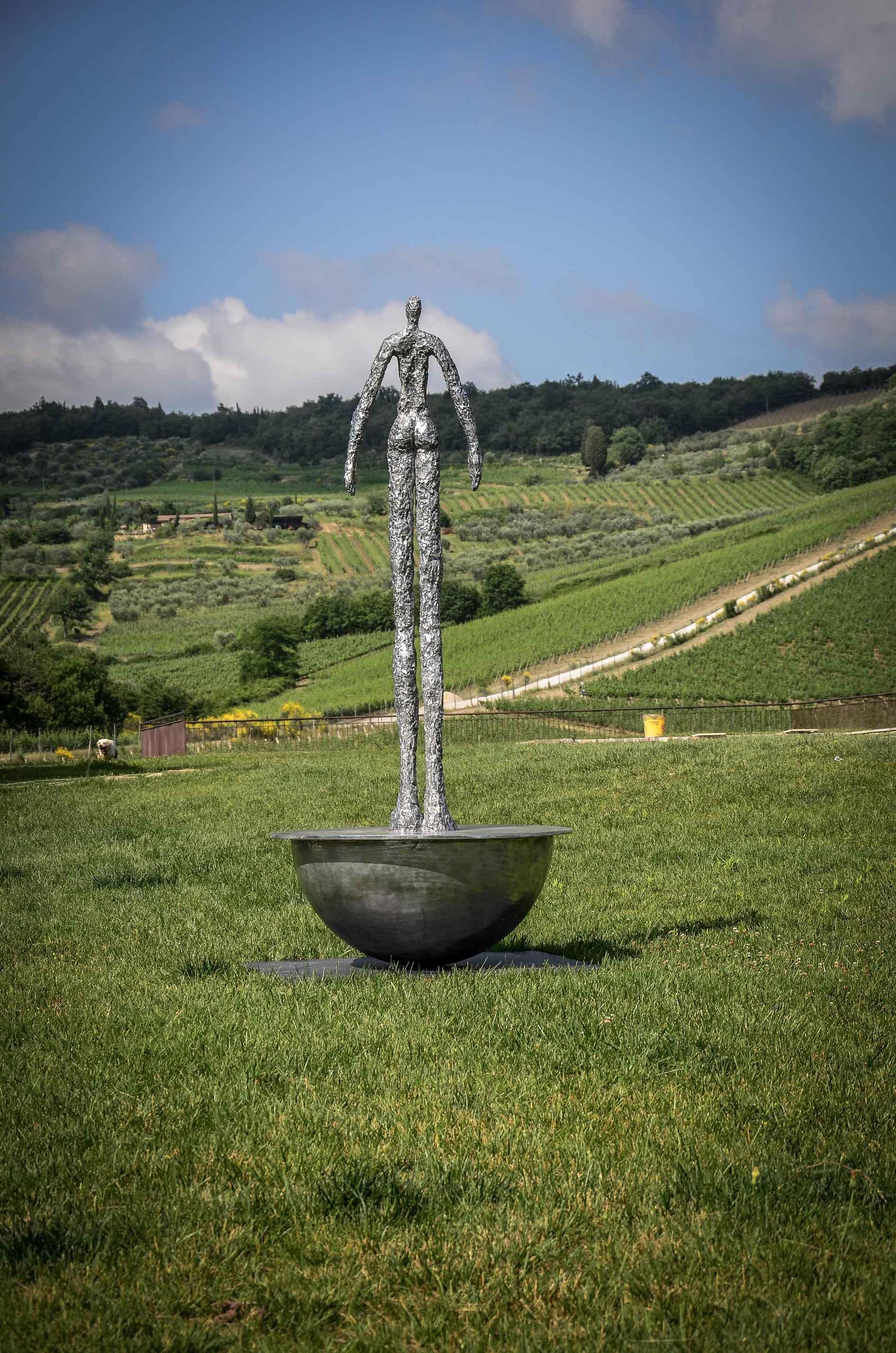 Le sculture di Nathalie Decoster punteggiano la campagna