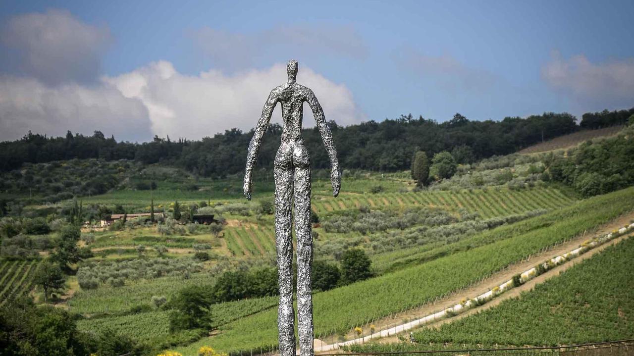 Le sculture di Nathalie Decoster punteggiano la campagna