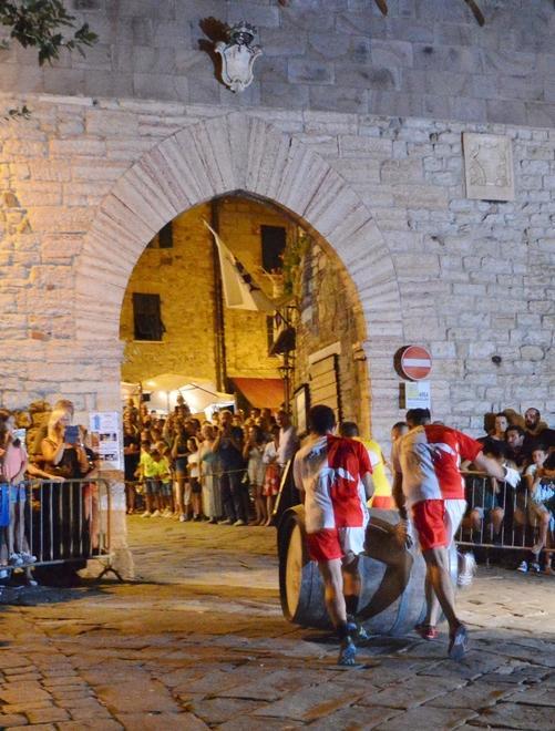 Palio delle botti, la sfida è nella corsa per le vie del centro 
