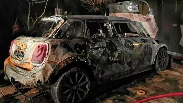 Una delle auto a cui il 24enne avrebbe dato fuoco secondo i militari