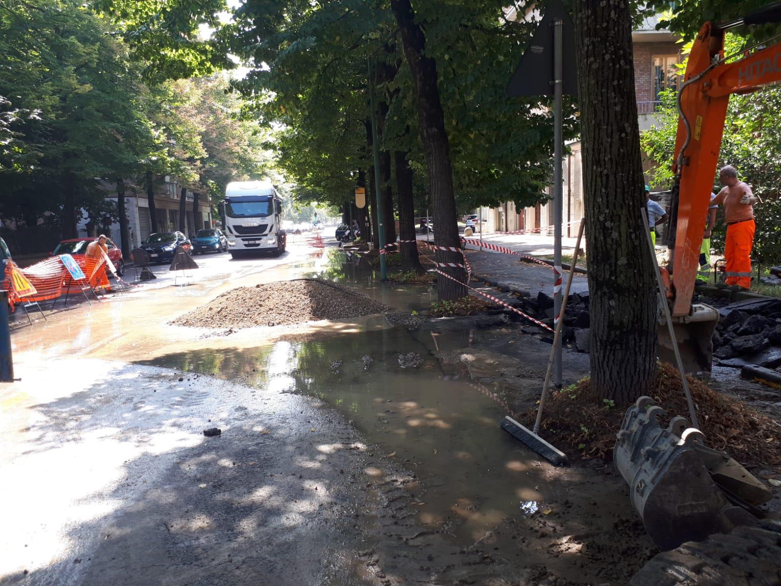 Modena, si rompe condotta dell'acquedotto in viale Moreali