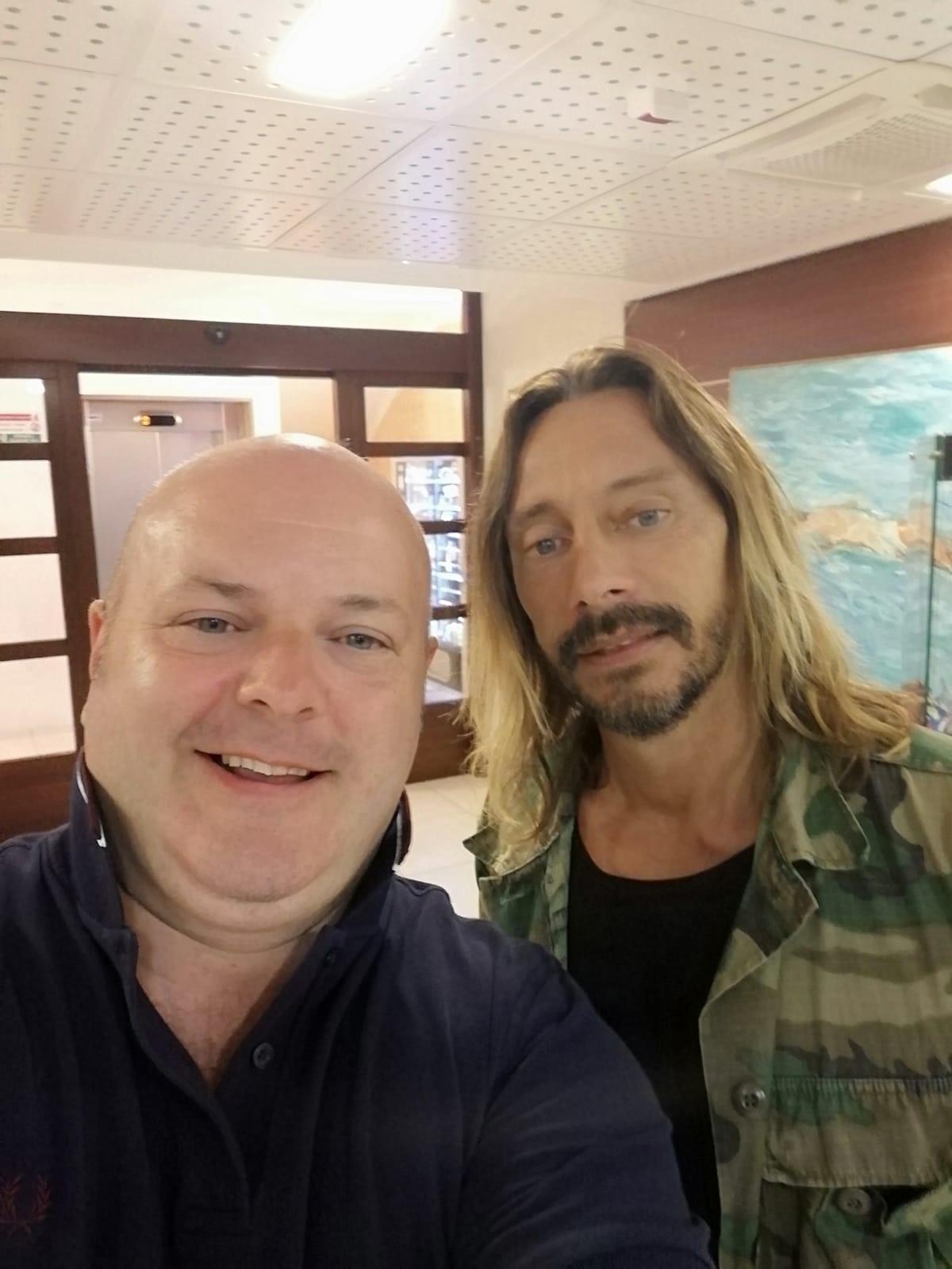 Modena, Bob Sinclar chiama Gian, il suo amico coiffeur e lo invita a Gallipoli per farsi ritoccare il look