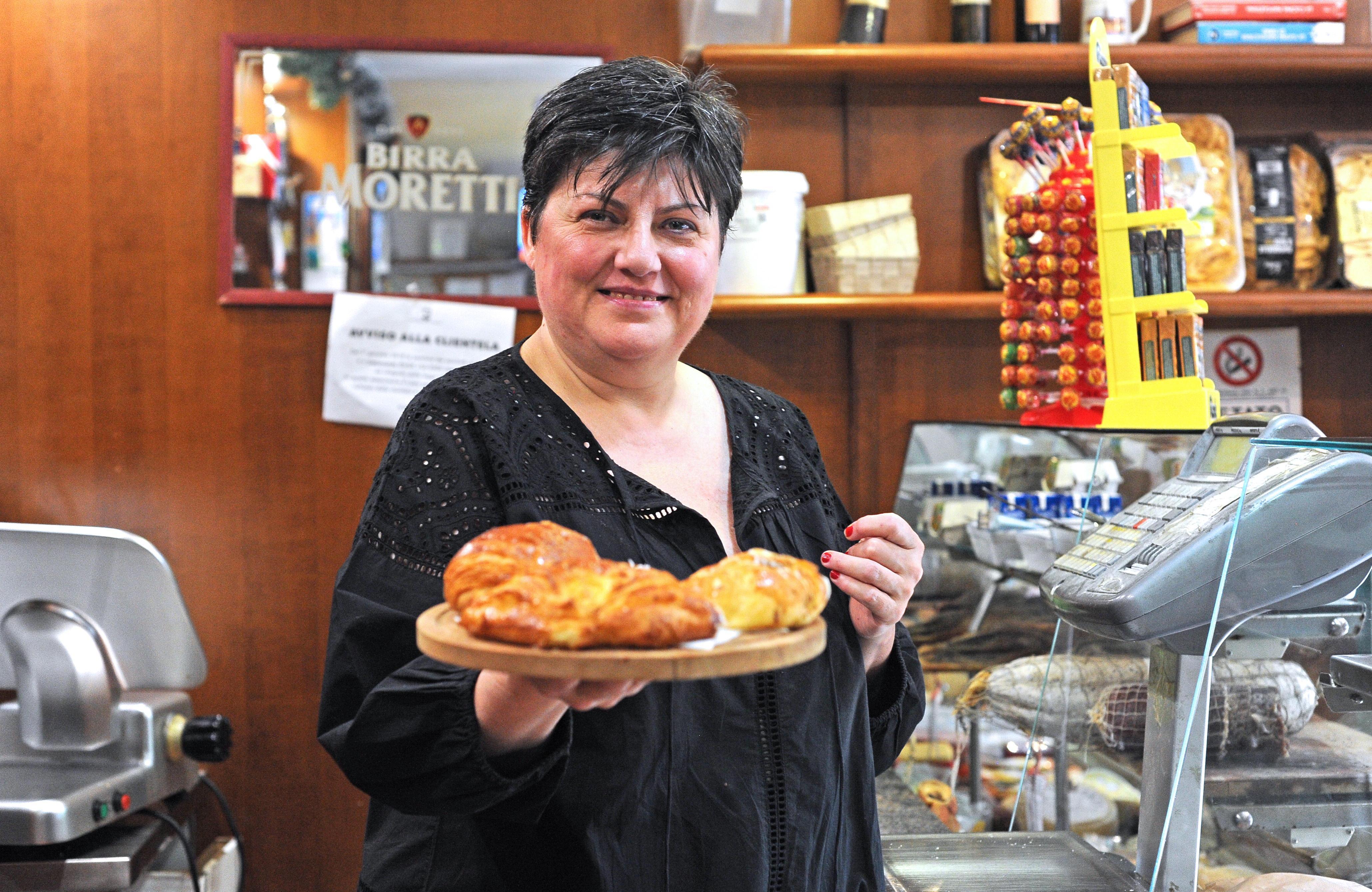 Orietta Cappellini al lavoro nel suo bar (Foto Gori)