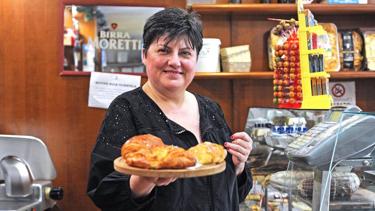 Orietta Cappellini al lavoro nel suo bar (Foto Gori)