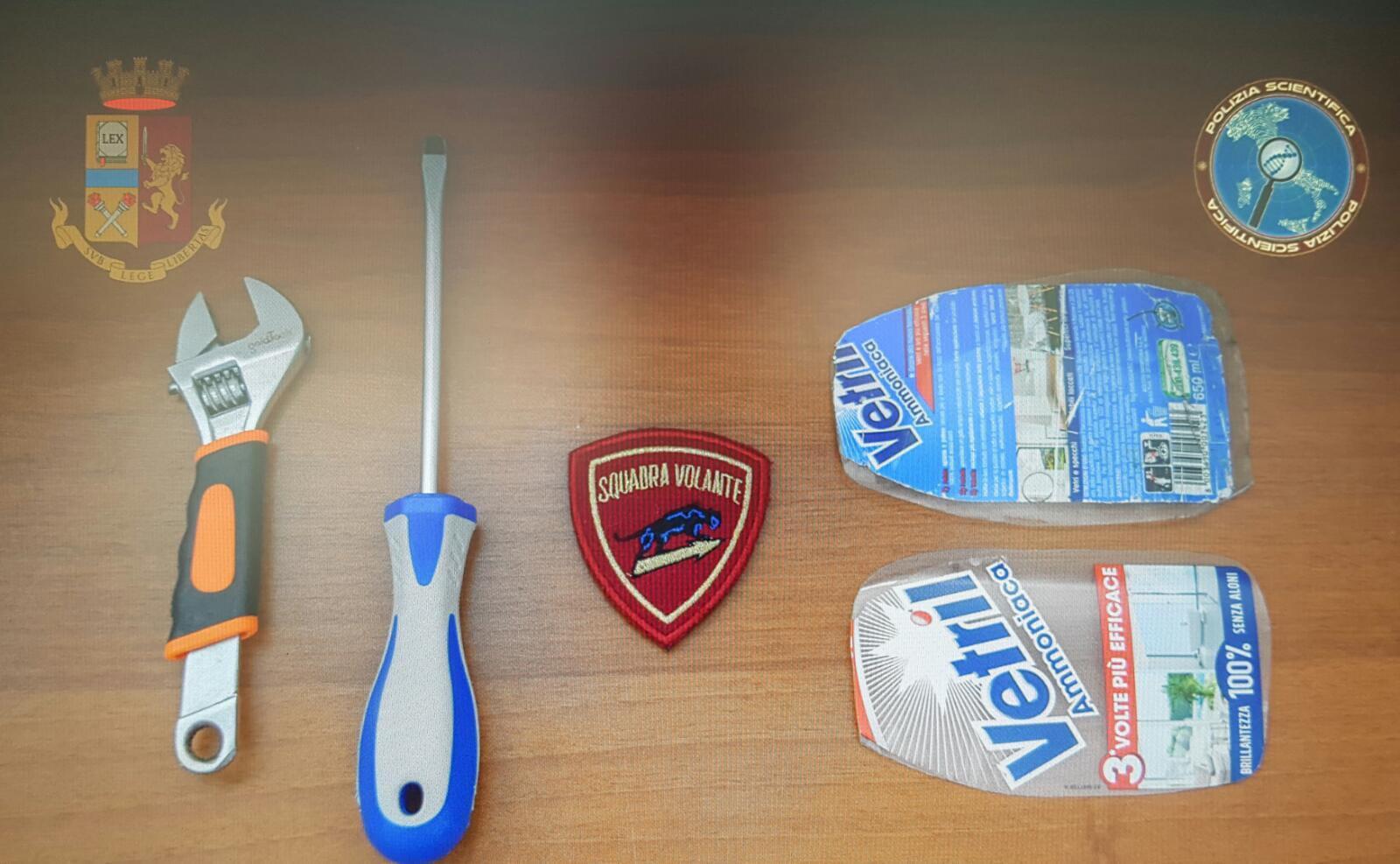 Gli arnesi da scasso sequestrati dalla Squadra volante
