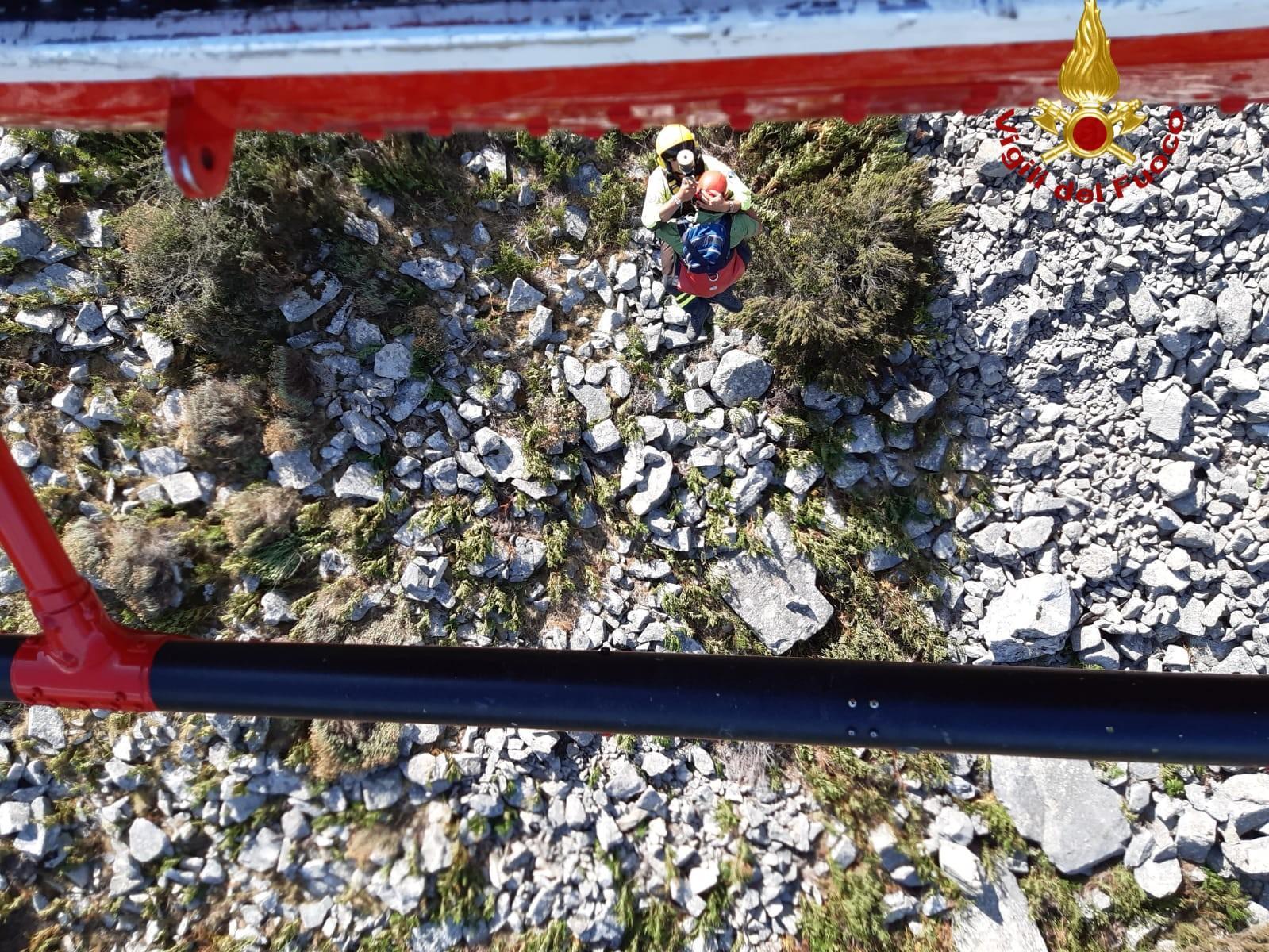 L'escursionista recuperato dai vigili del fuoco (foto scattata dall'elicottero)