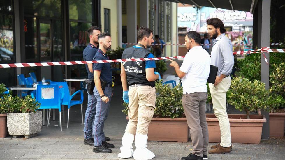 Omicidio al Moulin Rouge, chiunque aiuti l’assassino in fuga rischia il carcere