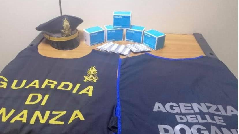 La Guardia di Finanza di Bologna ha sequestrato ad un cittadino cinese trecento pillole di "Amfepramone", le cosiddette "pillole delle fame"