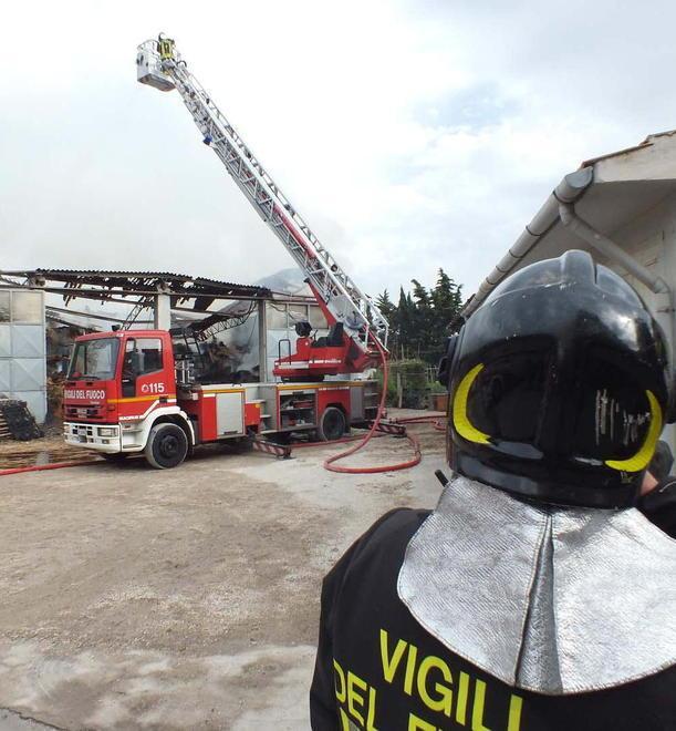 Distrutto dal fuoco un fienile Incendio nella zona di Perelli 