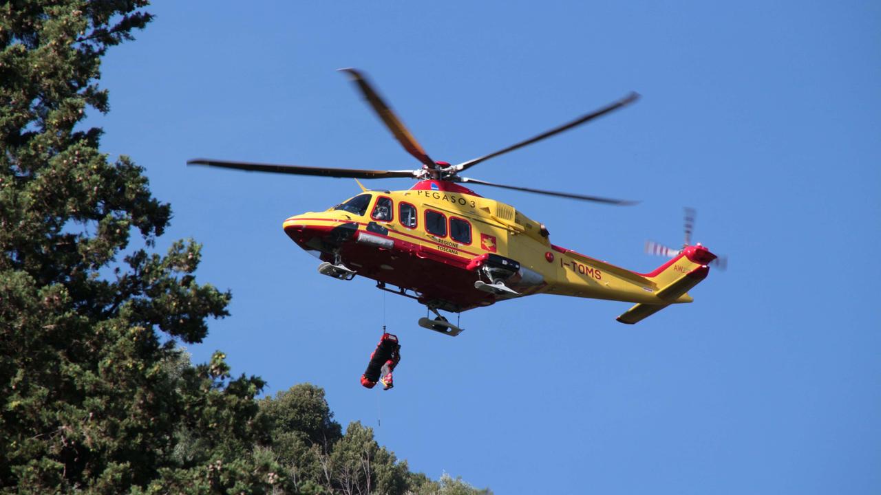 Precipita per sessanta metri in un dirupo, grave motociclista