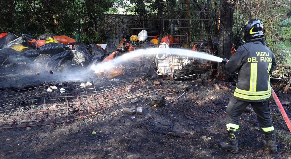 Deposito di boe a fuoco, fumo nero e paura a Porto Garibaldi