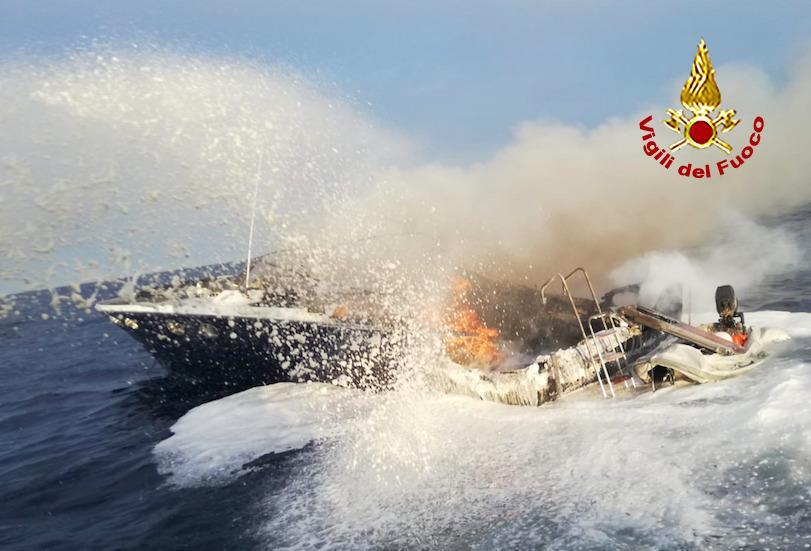 Porto Ercole, barca in fiamme al largo 