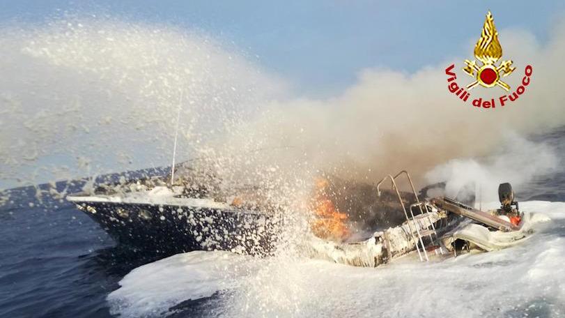 Porto Ercole, barca in fiamme al largo