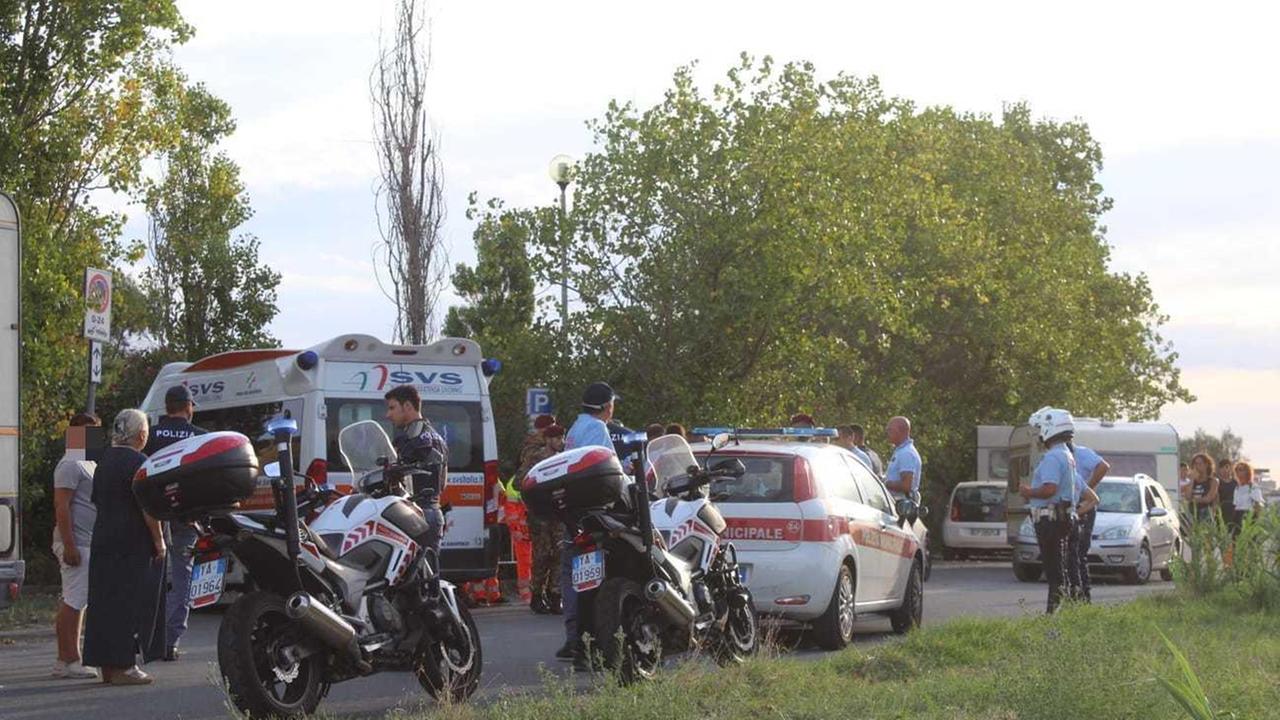 Lo schieramento di forza fuori dall'area camper del Parco del Mulino con alcuni dei nomadi (foto Cecilia Foschi/Pentafoto)