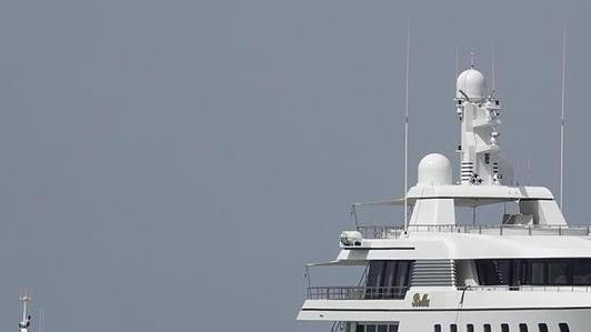 Yacht di 45 metri si insabbia poco dopo il fanale rosso
