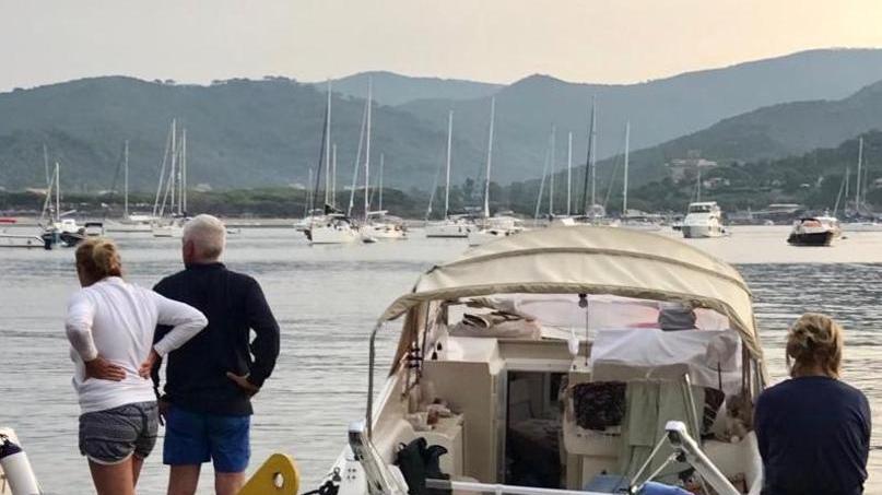 Muore sulla barca davanti agli occhi di moglie e figlia