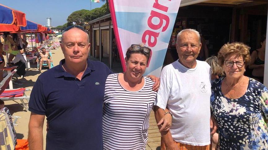 Il brindisi sul mare