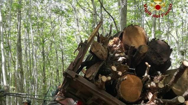 Rimorchio con legna resta sospeso in bilico