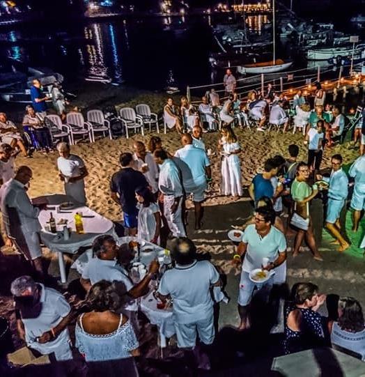 Cena in bianco in riva al mare con il circolo nautico