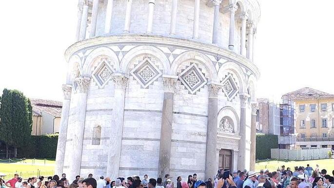 Guida turistica abusiva beccata dai vigili: multata