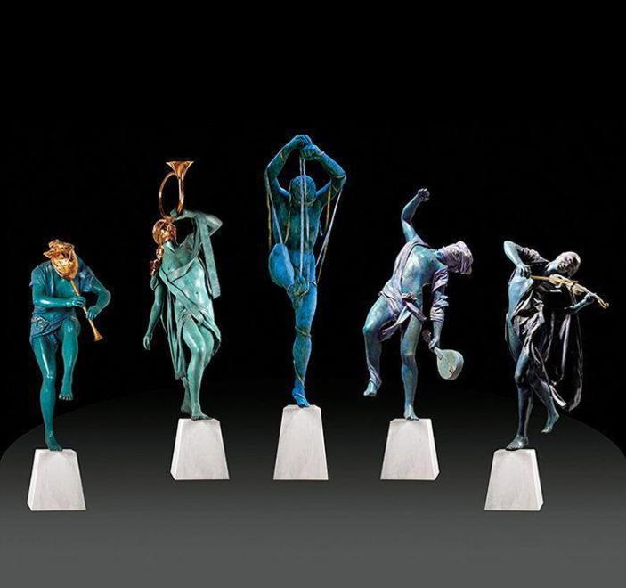 In piazza dei Caduti un museo a cielo aperto con le sculture 