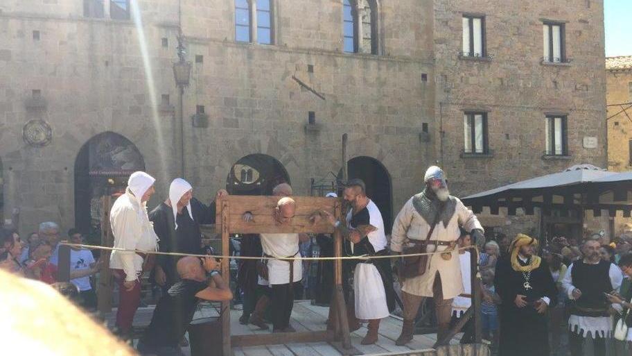 Migliaia di visitatori incantati ma è polemica sul “pedaggio”