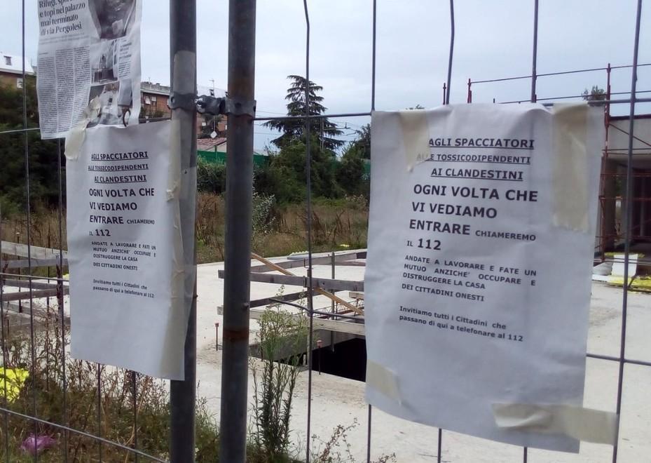 In via Pergolesi occupati anche i container dei muratori