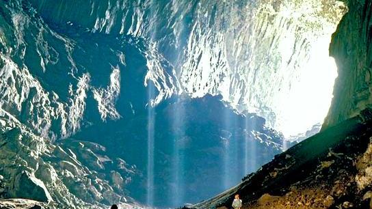 In quelle enormi caverne come a Jurassic Park con un ricco ecosistema tutto da scoprire