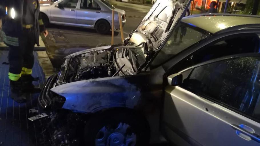 Rogo nella notte a Sassuolo, in fiamme un'auto