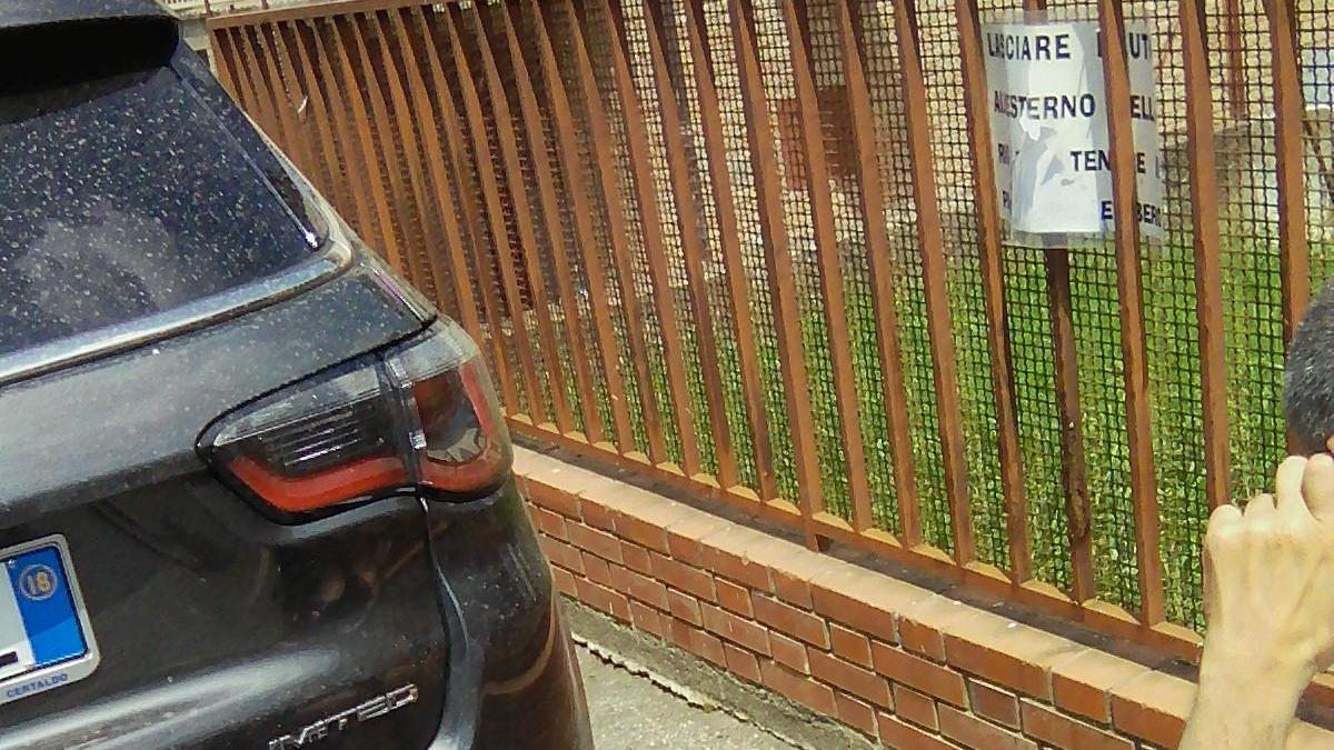 Il disabile alle prese con un'auto che gli impedisce il passaggio con la sua carrozzina