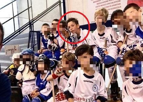 Alessandro Liberti (nel cerchio rosso), con la squadra di hockey durante una partita lo scorso giugno (foto da Facebook Follonica Hockey)