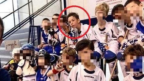 Alessandro Liberti (nel cerchio rosso), con la squadra di hockey durante una partita lo scorso giugno (foto da Facebook Follonica Hockey)