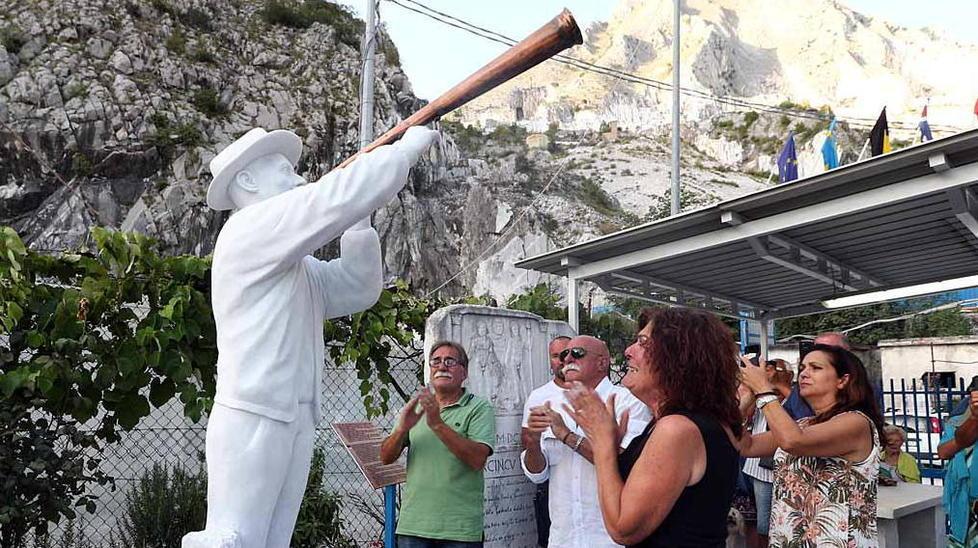 La scultura omaggio a Walter Gualtiero Danesi